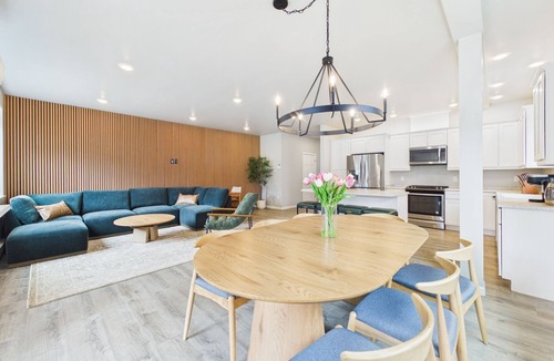 Mendenhaven House | Sleeps 24 Near Glacier-Hot Tub, Game-room, Firepit