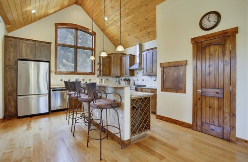 Old Town House | Slopeside Villa 126 I Ski Views I Private Hot Tub I Bunks I Steam Shower I Discounted Attractions