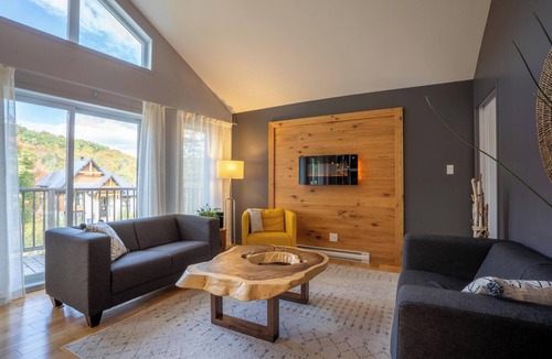 Sainte-Beatrix Ski Chalet | Spa et billard Le Picasso et les couleurs d'automne