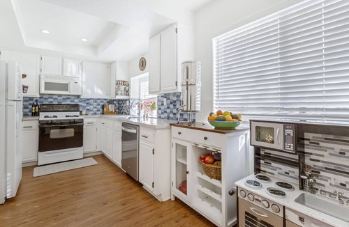 Warner Center House | Spacious 2-bedroom + office townhome in Woodland Hills