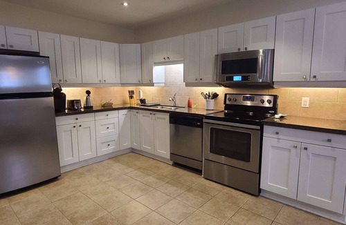 Richmond Hill House | Spacious 2 BR, 3 Beds, Sleeps 6, Kitchen, Laundry