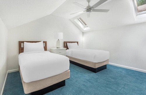 Sea Scape Hotel | Spacious 2BR Loft Suite w/Kitchen 1.1 Miles to Kitty Hawk Beach & Fishing Lakes