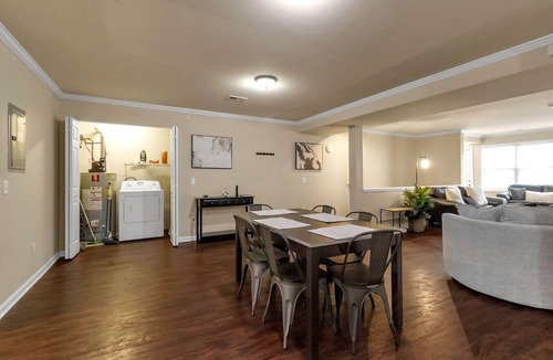 Amherst Apartment | Spacious 3 bed/3 bath apartment near airport/UB