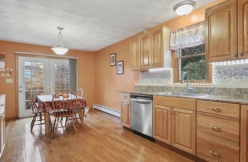 Beverly House | Spacious 3BR 1.5 Bath Coastal Home Walk to Beach & Rail