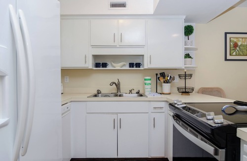 Wrightsville Beach House | Spacious 3BR Townhome 1 Block to Johnnie Mercers!