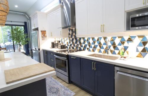 Tiny House | Spacious 4 Bdrm, Lake Views, Steps from the Beach