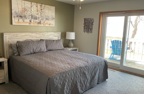 Onamia House | Spacious 4BD 3Bth townhouse on the peninsula!