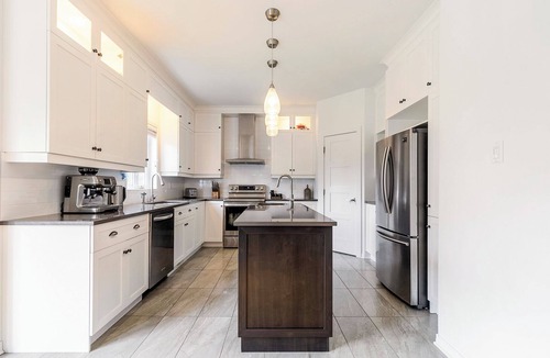 Brossard Apartment | Spacious 4BR King Bed Free Parking