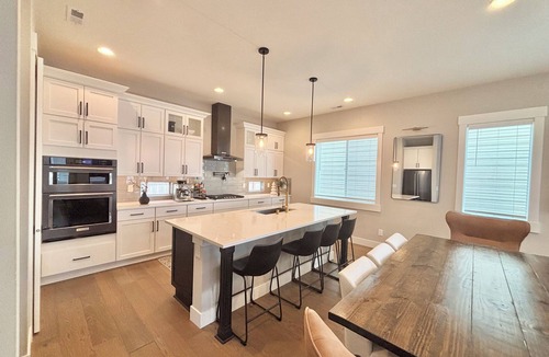 Bryn Mawr-Skyway House | Spacious 5-bedroom house in gorgeous Seattle less than 15 minutes from stadium