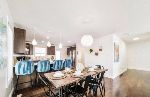 Jasper Place House | Spacious 6BDR Oasis - Sleeps 17 - Garage - Fireplace
