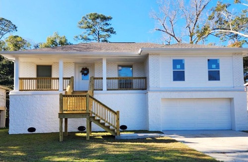 Slidell House | Spacious and bright 5bd 2 ba with jacuzzi tub.