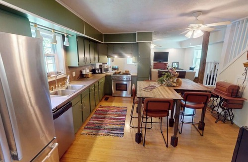Town of Varick House | Spacious Bungalow with Private Lake Access. Stay with E.V.E