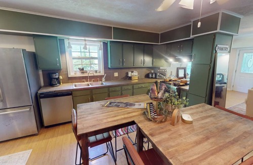 Town of Varick House | Spacious Bungalow with Private Lake Access. Stay with E.V.E