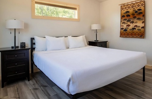 Boardman Hotel | Spacious Cabin w/King & Queen Beds, Fireplace, Kitchen! Free Parking, Pool