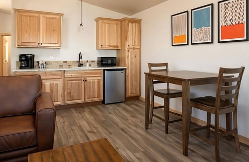 Boardman Hotel | Spacious Cabin w/King & Queen Beds, Fireplace, Kitchen! Free Parking, Pool