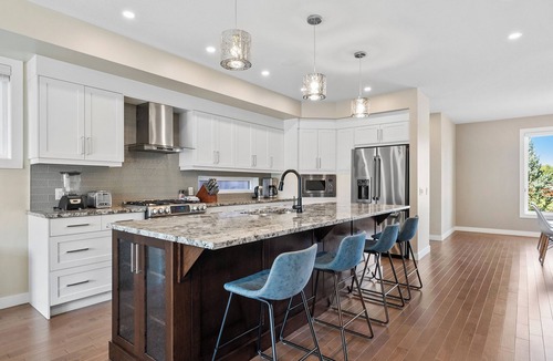 Southwest Calgary House | Spacious Central 4BR Duplex with 2 Car Garage & Downtown View from Rooftop Patio