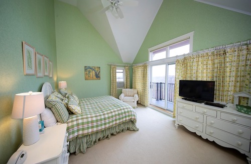 Ludlow House | Spacious + Charming House | Arcade, Pool, Hot Tub