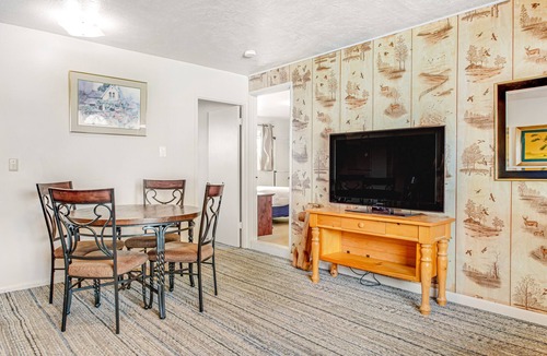 Westport House | Spacious, dog-friendly getaway with fast WiFi & a full kitchen - near the beach