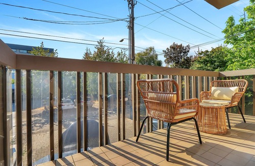 Eastlake Condo | Spacious Ground-Floor Lake View Home — Walk to Fred Hutch