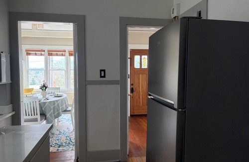 Columbia City House | Spacious home+AC 4 min walk to train 12 min to Stadium, relax & explore Seattle!