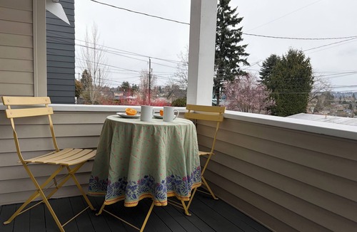 Columbia City House | Spacious home+AC 4 min walk to train 12 min to Stadium, relax & explore Seattle!