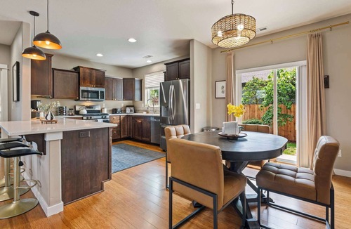 Harlow House | Spacious home centrally located by Autzen Stadium