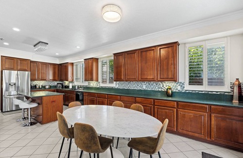 Peters House | Spacious home with pool, sleeps up to 15 Guest
