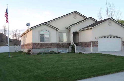 Tremonton House | Spacious Modern Basement with Private Entrance