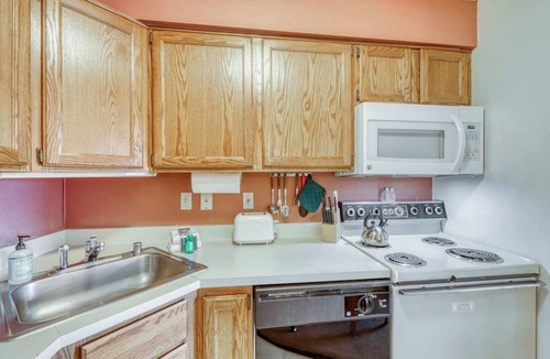 Killington Apartment | Spacious mountain studio with free WiFi & full kitchen - close to skiing