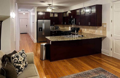 Broadmoor Apartment | Spacious Napoleon Ave Condo