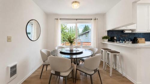Shoreline House | Spacious Pet Friendly Shoreline Home EV charger