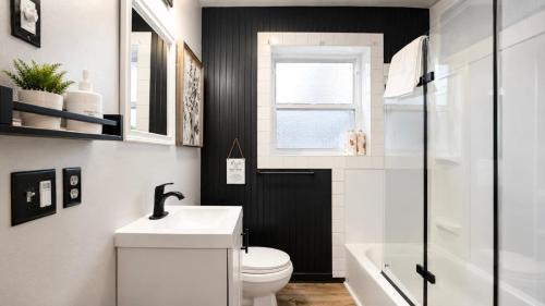 Shoreline House | Spacious Pet Friendly Shoreline Home EV charger