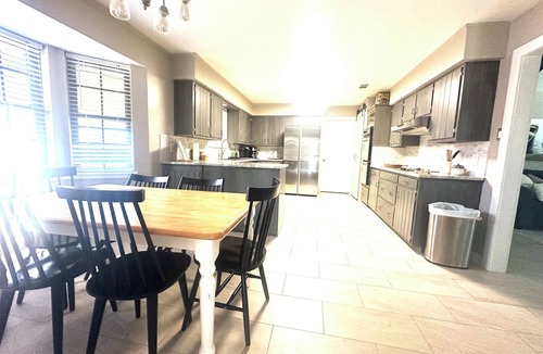 Broadmoor House | SPACIOUS, private 5 bedroom 2 min to I-12, food & shopping 12 MILES TO LSU