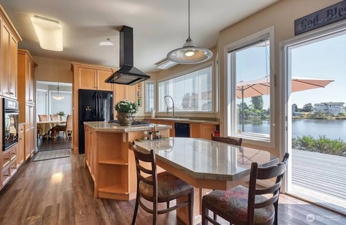 Point Roberts Villa | Spacious Second Floor Queen bedroom (Lily Point)