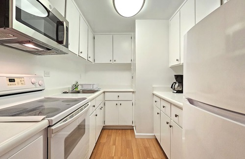 Waikiki Apartment | Spacious Studio Apt. with WiFi and A/C - Super close to Beach & Zoo