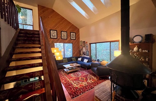 Western House | Spacious, Tranquil “Treehouse” with Sauna and Fireplace
