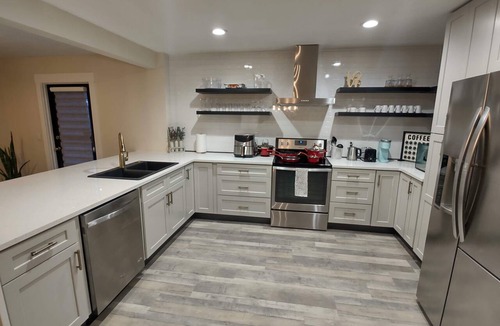 South Venice House | Spacious Updated 7 Min to Beach. Loaded w/amenities Private and fenced yard PETS