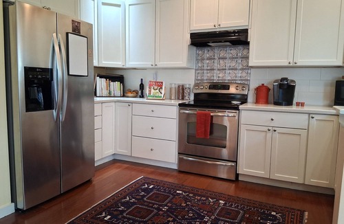 Port Townsend Apartment | SPARROW'S PERCH A Charming 1 bedroom apartment with private back yard and deck.