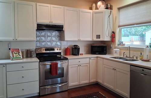 Port Townsend Apartment | SPARROW'S PERCH A Charming 1 bedroom apartment with private back yard and deck.