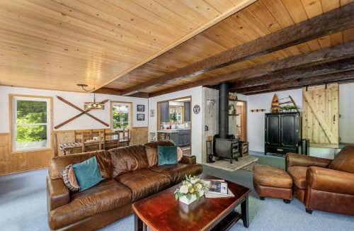 Ardenvoir House | Spectacular Riverfront Family Cabin with Hot-Tub and Barbecue in Leavenworth, Washington