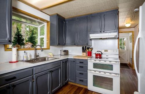 Ardenvoir House | Spectacular Riverfront Family Cabin with Hot-Tub and Barbecue in Leavenworth, Washington
