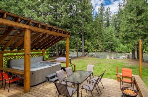 Ardenvoir House | Spectacular Riverfront Family Cabin with Hot-Tub and Barbecue in Leavenworth, Washington