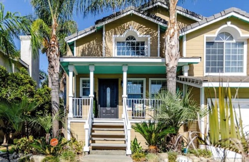 Greenacres House | Split-level NW Bakersfield Home with Outdoor Oasis
