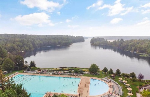 Pocono Pines House | Split Rock Classic Chalet – Game Room & Family Friendly