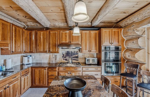 Hartland House | Spruce Moose Lodge, Custom Log Cabin with Hot Tub