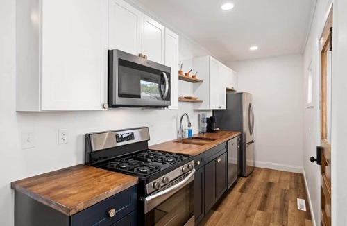 Washington Apartment | Square Haven Duplex -Walk to Pubs Cafe & Ice Cream