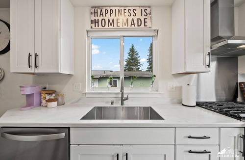 Bayshore - Klatt House | Stay Luxe - peaceful ANC getaway - king+queen bed