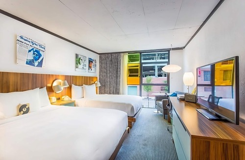 West Fens Hotel | Steps away from Fenway Park! 3 Pool View Units with Balcony! Pets Allowed, Pool!