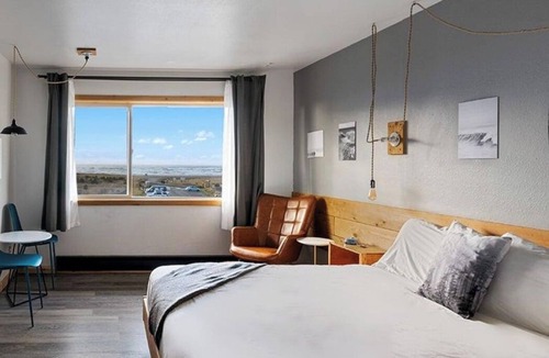 Long Beach Hotel | Steps from World Kite Museum! Two Modern Units, Swimming Pool, Free Parking!