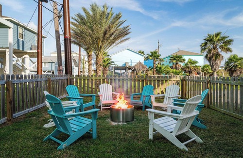 Surfside Beach House | Steps to Surfside Beach | Games, Views & Pets